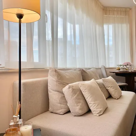 Sunny & Cozy For 4 Guests & Free Parking 아파트 *