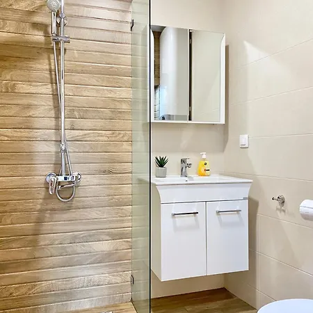 Sunny & Cozy For 4 Guests & Free Parking