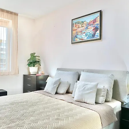 아파트 Sunny & Cozy For 4 Guests & Free Parking 플로브디프