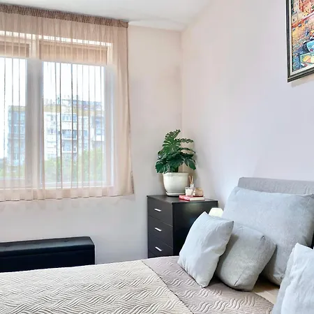 Sunny & Cozy For 4 Guests & Free Parking 公寓 *