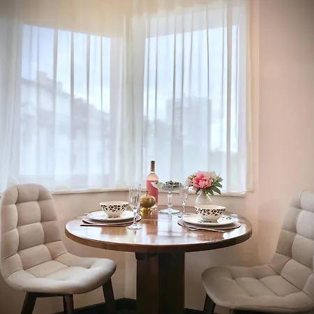 公寓 Sunny & Cozy For 4 Guests & Free Parking