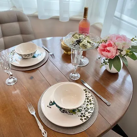 Sunny & Cozy For 4 Guests & Free Parking 公寓