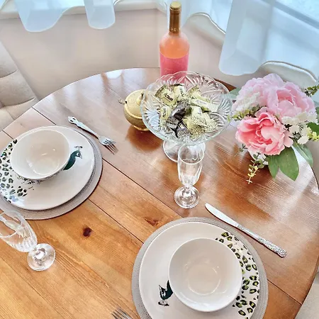 Sunny & Cozy For 4 Guests & Free Parking 公寓
